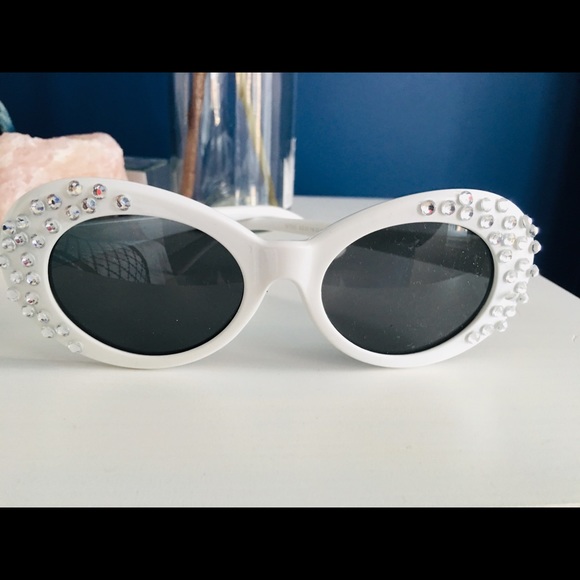 White Retro sunglasses 😎 - Picture 3 of 4